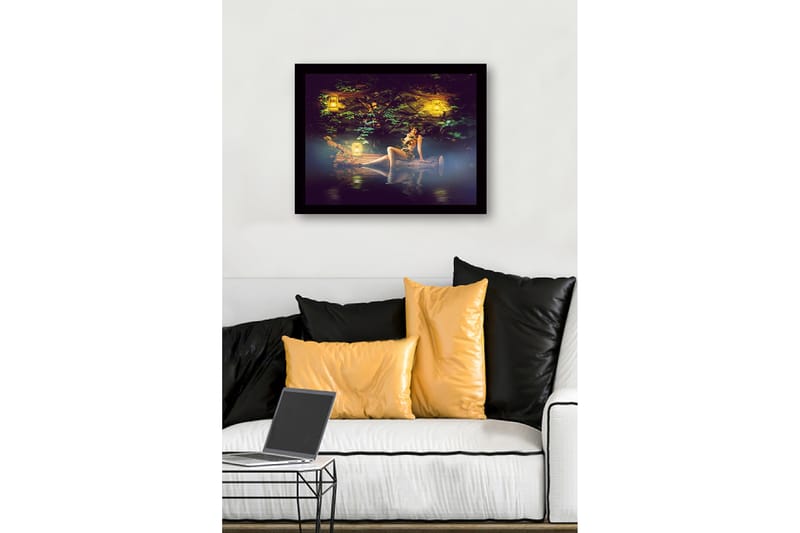 Inramad Canvastavla i trä - 41x56 cm - Mystisk kvinna omgiven av ljuslyktor i en naturskön miljö - Grön / Gul / Brun - Inredning - Tavlor & posters - Canvastavla