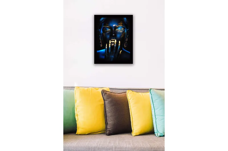 Inramad Canvastavla i trä - 41x56 cm - Mystisk porträtt med guld- och blåtoner - Guld / Mörkblå - Inredning - Tavlor & posters - Canvastavla