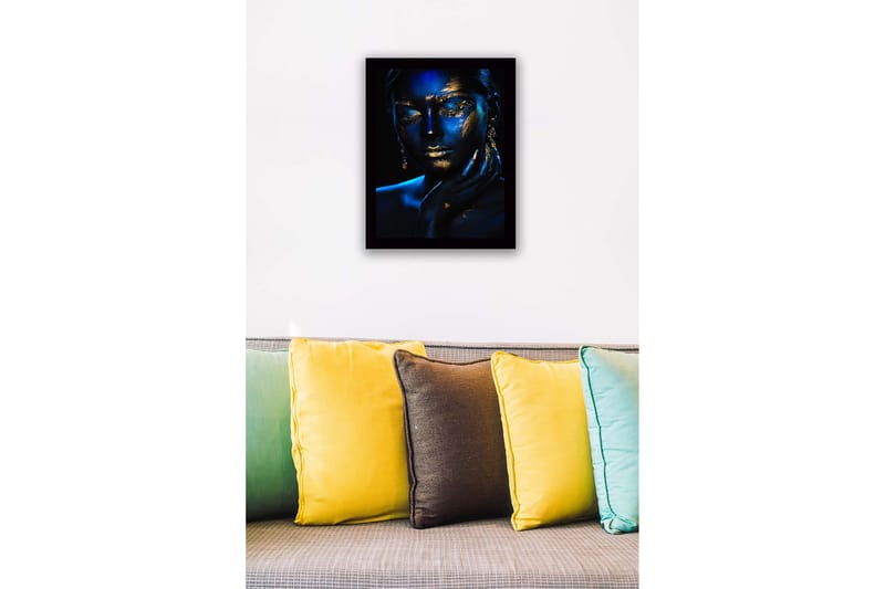 Inramad Canvastavla i trä - 41x56 cm - Mystisk porträtt med blå och gyllene ansiktsmålning - Blå / Guld - Inredning - Tavlor & posters - Canvastavla