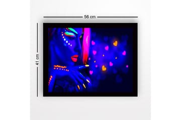 Inramad Canvastavla i trä - 41x56 cm - Neonfärgad porträtt av en kvinna med starka ansiktsmålningar - Blå / Neonorange / Rosa - Inredning - Tavlor & posters - Canvastavla