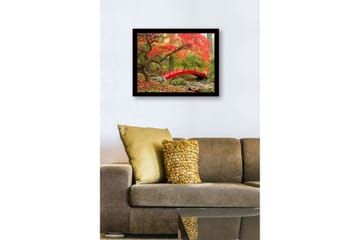 Inramad Canvastavla i trä - 41x56 cm - Röd bro omgiven av höstfärgade träd och löv - Röd / Grön / Brun - Inredning - Tavlor & posters - Canvastavla