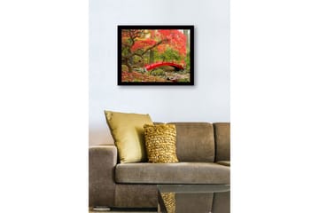 Inramad Canvastavla i trä - 41x56 cm - Röd bro omgiven av höstfärgade träd och löv - Röd / Grön / Brun - Inredning - Tavlor & posters - Canvastavla