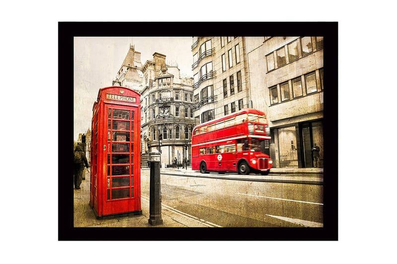 Inramad Canvastavla i trä - 41x56 cm - Röd telefonkiosk i en stadsmiljö med en dubbeldeckarbuss i rörelse, Röd / Grå / Beige