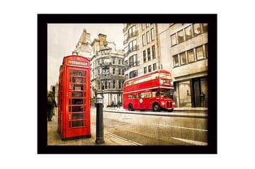 Inramad Canvastavla i trä - 41x56 cm - Röd telefonkiosk i en stadsmiljö med en dubbeldeckarbuss i rörelse - Röd / Grå / Beige - Inredning - Tavlor & posters - Canvastavla