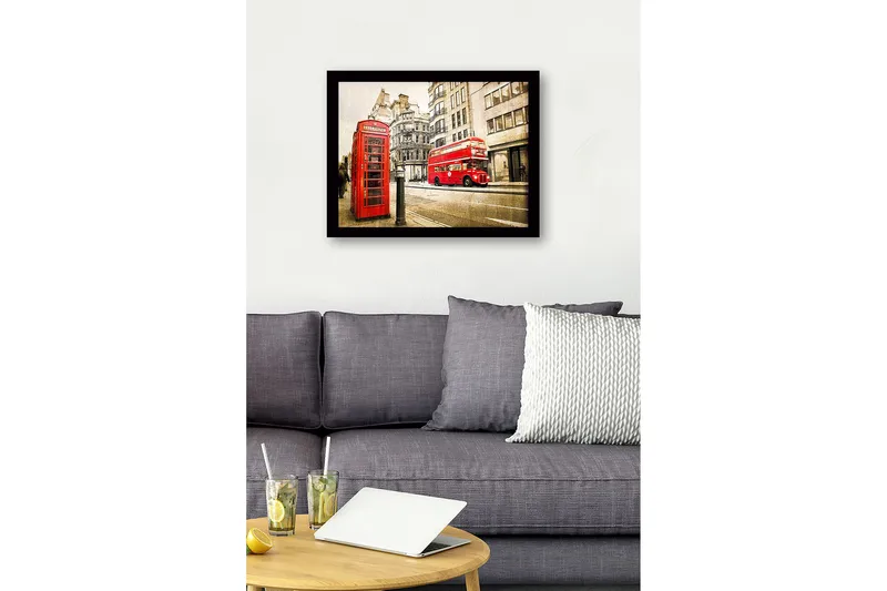 Inramad Canvastavla i trä - 41x56 cm - Röd telefonkiosk i en stadsmiljö med en dubbeldeckarbuss i rörelse - Röd / Grå / Beige - Inredning - Tavlor & posters - Canvastavla