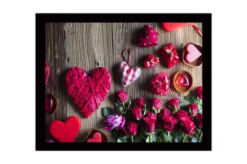 Inramad Canvastavla i trä - 41x56 cm - Romantisk samling av hjärtformade dekorationer och rosor - Röd / Rosa / Grön - Inredning - Tavlor & posters - Canvastavla