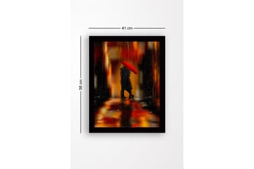 Inramad Canvastavla i trä - 41x56 cm - Romantisk scen med par under ett rött paraply - Röd / Orange / Svart - Inredning - Tavlor & posters - Canvastavla