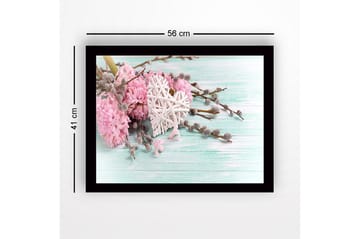 Inramad Canvastavla i trä - 41x56 cm - Rosa blommor med ett vitt hjärta och gråa kvistar - Rosa / Vitt / Grått - Inredning - Tavlor & posters - Canvastavla