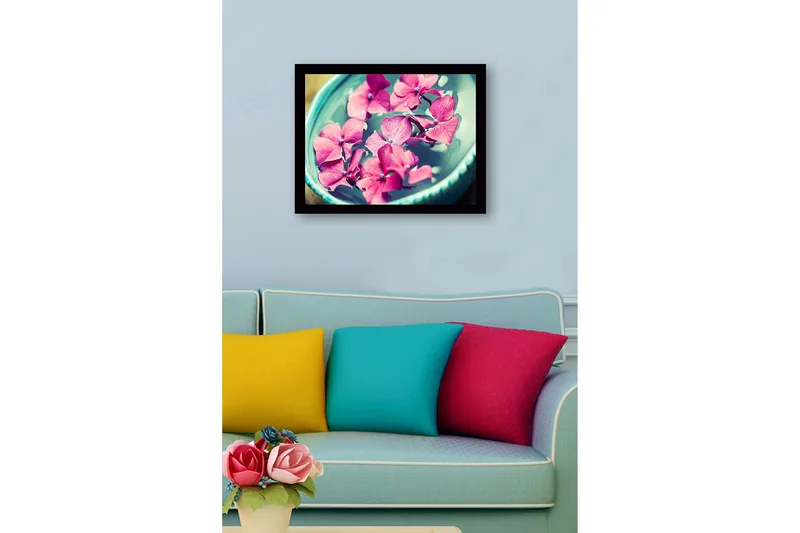 Inramad Canvastavla i trä - 41x56 cm - Rosa blommor som flyter i en skål med vatten - Rosa / Turkos / Grön - Inredning - Tavlor & posters - Canvastavla