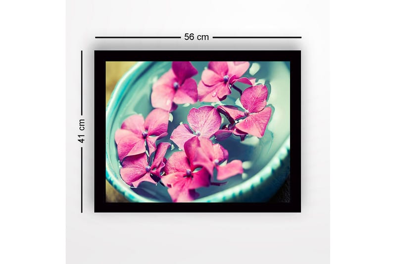 Inramad Canvastavla i trä - 41x56 cm - Rosa blommor som flyter i en skål med vatten - Rosa / Turkos / Grön - Inredning - Tavlor & posters - Canvastavla