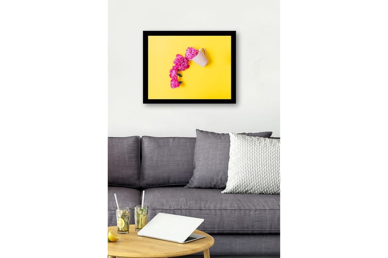 Inramad Canvastavla i trä - 41x56 cm - Rosa pioner som sträcker sig ut från en vit kopp på en gul bakgrund - Rosa / Gul - Inredning - Tavlor & posters - Canvastavla