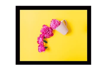 Inramad Canvastavla i trä - 41x56 cm - Rosa pioner som sträcker sig ut från en vit kopp på en gul bakgrund - Rosa / Gul - Inredning - Tavlor & posters - Canvastavla