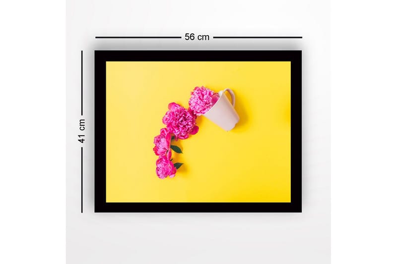 Inramad Canvastavla i trä - 41x56 cm - Rosa pioner som sträcker sig ut från en vit kopp på en gul bakgrund - Rosa / Gul - Inredning - Tavlor & posters - Canvastavla