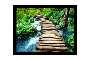 Inramad Canvastavla i trä - 41x56 cm - Rustik träspång över porlande bäck i grönskande skog - Grön / Brun / Blå - Inredning - Tavlor & posters - Canvastavla