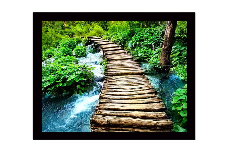 Inramad Canvastavla i trä - 41x56 cm - Rustik träspång över porlande bäck i grönskande skog - Grön / Brun / Blå - Inredning - Tavlor & posters - Canvastavla