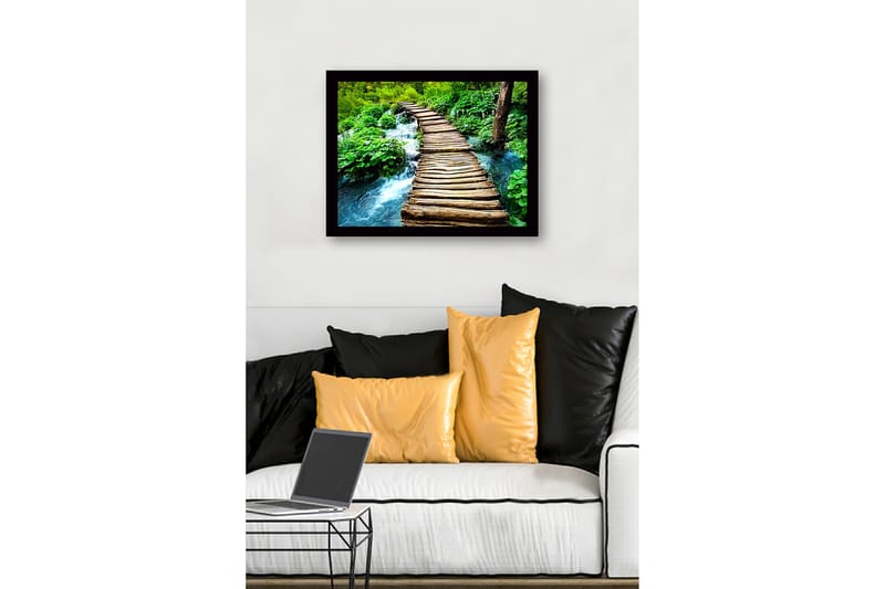 Inramad Canvastavla i trä - 41x56 cm - Rustik träspång över porlande bäck i grönskande skog - Grön / Brun / Blå - Inredning - Tavlor & posters - Canvastavla