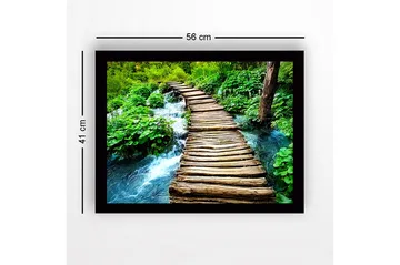 Inramad Canvastavla i trä - 41x56 cm - Rustik träspång över porlande bäck i grönskande skog - Grön / Brun / Blå - Inredning - Tavlor & posters - Canvastavla