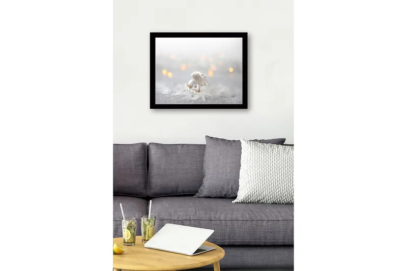 Inramad Canvastavla i trä - 41x56 cm - Söt ängel som vilar i en fjäderbädd - Vit / Ljusgrå / Guld - Inredning - Tavlor & posters - Canvastavla