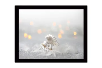 Inramad Canvastavla i trä - 41x56 cm - Söt ängel som vilar i en fjäderbädd - Vit / Ljusgrå / Guld - Inredning - Tavlor & posters - Canvastavla