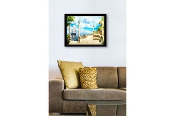 Inramad Canvastavla i trä - 41x56 cm - Segelbåt i en idyllisk hamn med pelare och grönskande omgivning - Blå / Grön / Beige - Inredning - Tavlor & posters - Canvastavla