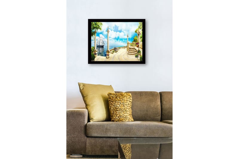 Inramad Canvastavla i trä - 41x56 cm - Segelbåt i en idyllisk hamn med pelare och grönskande omgivning - Blå / Grön / Beige - Inredning - Tavlor & posters - Canvastavla