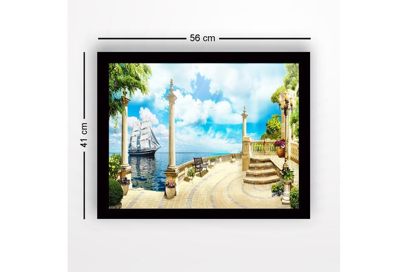 Inramad Canvastavla i trä - 41x56 cm - Segelbåt i en idyllisk hamn med pelare och grönskande omgivning - Blå / Grön / Beige - Inredning - Tavlor & posters - Canvastavla