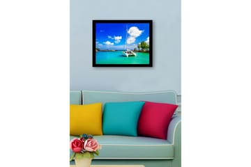 Inramad Canvastavla i trä - 41x56 cm - Segelbåt i en klar, turkos lagun under en blå himmel med vita moln - Turkos / Blå / Vit - Inredning - Tavlor & posters - Canvastavla