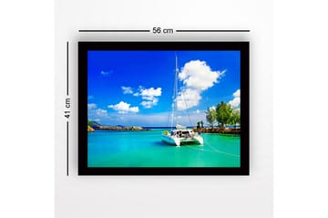 Inramad Canvastavla i trä - 41x56 cm - Segelbåt i en klar, turkos lagun under en blå himmel med vita moln - Turkos / Blå / Vit - Inredning - Tavlor & posters - Canvastavla