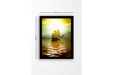 Inramad Canvastavla i trä - 41x56 cm - Segelbåt som glider fram över spegelblanka vattenytor i solnedgångens ljus - Guld / Brunt / Ljusgrön - Inredning - Tavlor & posters - Canvastavla