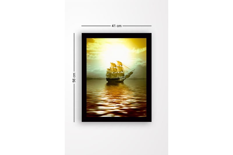 Inramad Canvastavla i trä - 41x56 cm - Segelbåt som glider fram över spegelblanka vattenytor i solnedgångens ljus - Guld / Brunt / Ljusgrön - Inredning - Tavlor & posters - Canvastavla