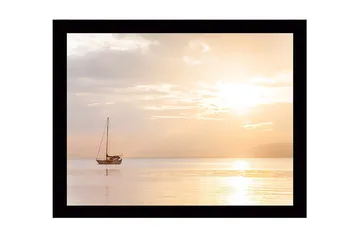 Inramad Canvastavla i trä - 41x56 cm - Segelbåt på spegelblanka vattenytor i solnedgångens ljus - Ljus orange / Mjuk gul / Grå - Inredning - Tavlor & posters - Canvastavla