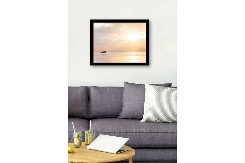 Inramad Canvastavla i trä - 41x56 cm - Segelbåt på spegelblanka vattenytor i solnedgångens ljus - Ljus orange / Mjuk gul / Grå - Inredning - Tavlor & posters - Canvastavla