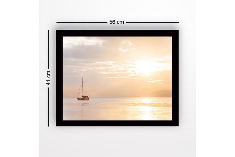 Inramad Canvastavla i trä - 41x56 cm - Segelbåt på spegelblanka vattenytor i solnedgångens ljus - Ljus orange / Mjuk gul / Grå - Inredning - Tavlor & posters - Canvastavla
