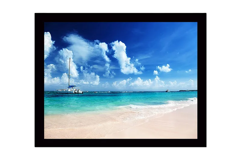 Inramad Canvastavla i trä - 41x56 cm - Segelbåt på en klarblå havsstrand, Blå / Turkos / Vit