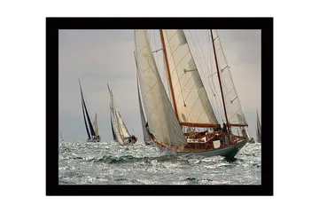 Inramad Canvastavla i trä - 41x56 cm - Segelbåtar som tävlar på öppet hav - Vit / Blå / Grå - Inredning - Tavlor & posters - Canvastavla