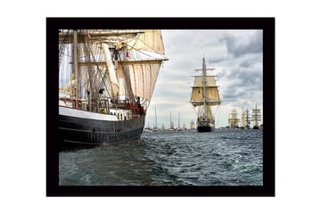 Inramad Canvastavla i trä - 41x56 cm - Segelbåtar på ett stormigt hav - Mörkblå / Beige / Grå - Inredning - Tavlor & posters - Canvastavla