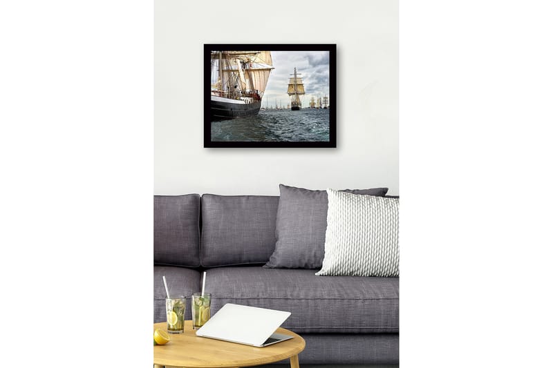 Inramad Canvastavla i trä - 41x56 cm - Segelbåtar på ett stormigt hav - Mörkblå / Beige / Grå - Inredning - Tavlor & posters - Canvastavla