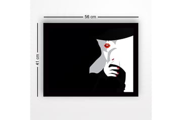 Inramad Canvastavla i trä - 41x56 cm - Sensuell kvinna med röd läppstift och svart hatt - Svart / Vit / Röd - Inredning - Tavlor & posters - Canvastavla