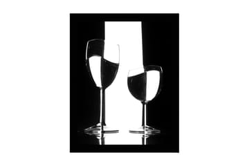 Inramad Canvastavla i trä - 41x56 cm - Silhuett av två vinglas med reflektioner i en minimalistisk komposition - Svart / Vitt / Genomskinligt - Inredning - Tavlor & posters - Canvastavla