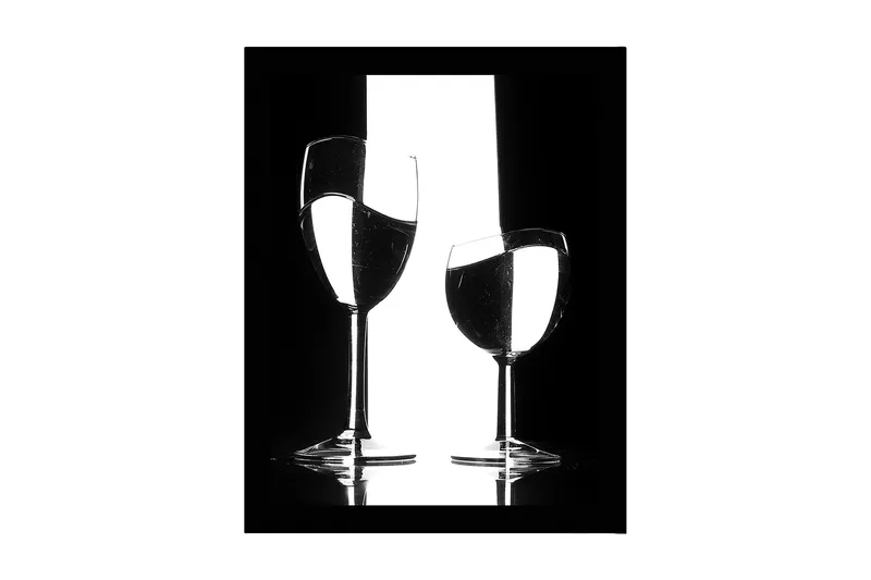 Inramad Canvastavla i trä - 41x56 cm - Silhuett av två vinglas med reflektioner i en minimalistisk komposition, Svart / Vitt / Genomskinligt
