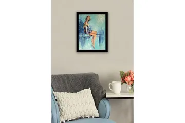 Inramad Canvastavla i trä - 41x56 cm - Sittande kvinna med eleganta kläder och en avslappnad pose - Blå / Hudton / Svart - Inredning - Tavlor & posters - Canvastavla