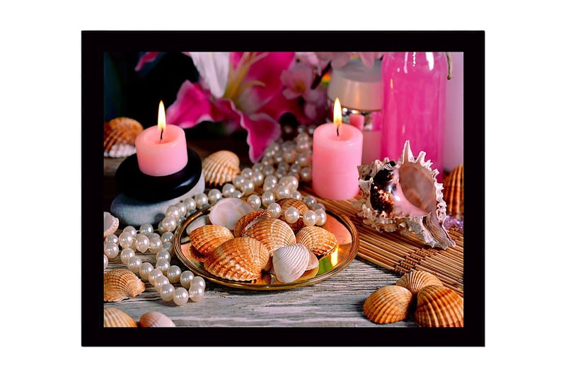 Inramad Canvastavla i trä - 41x56 cm - Skaldjur och pärlor på en gyllene tallrik med ljus och blommor i bakgrunden - Rosa / Beige / Vit - Inredning - Tavlor & posters - Canvastavla
