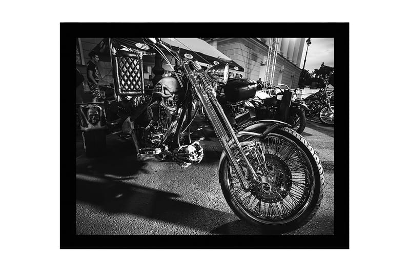 Inramad Canvastavla i trä - 41x56 cm - Skulptural motorcykel med dödskallemotiv - Svart / Silver - Inredning - Tavlor & posters - Canvastavla