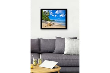 Inramad Canvastavla i trä - 41x56 cm - Snäckskal på en solig strand med palmer i bakgrunden - Blå / Grön / Beige - Inredning - Tavlor & posters - Canvastavla