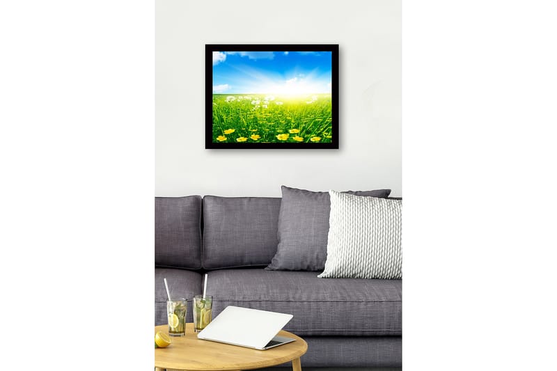 Inramad Canvastavla i trä - 41x56 cm - Solig äng med gula blommor och grönt gräs - Gult / Grönt / Blått - Inredning - Tavlor & posters - Canvastavla