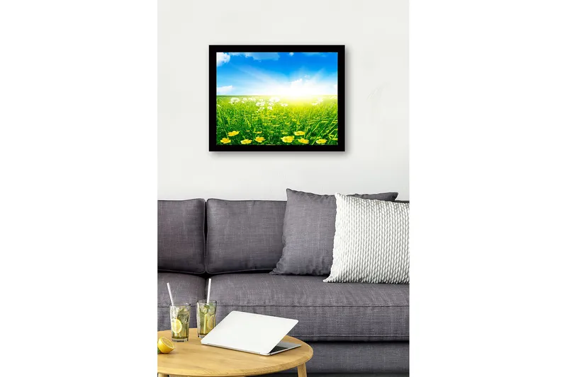 Inramad Canvastavla i trä - 41x56 cm - Solig äng med gula blommor och grönt gräs - Gult / Grönt / Blått - Inredning - Tavlor & posters - Canvastavla