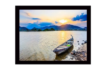 Inramad Canvastavla i trä - 41x56 cm - Solnedgång över en stilla sjö med en båt vid strandkanten - Blå / Orange / Grön - Inredning - Tavlor & posters - Canvastavla