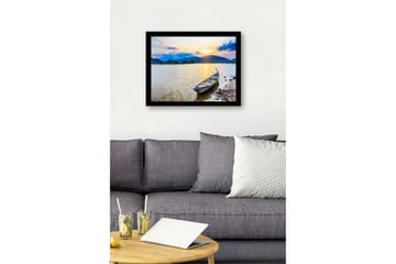 Inramad Canvastavla i trä - 41x56 cm - Solnedgång över en stilla sjö med en båt vid strandkanten - Blå / Orange / Grön - Inredning - Tavlor & posters - Canvastavla
