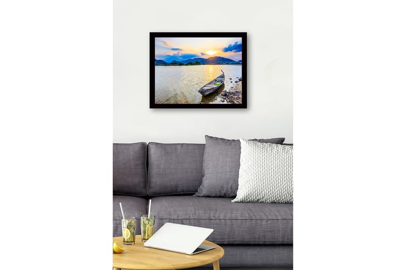 Inramad Canvastavla i trä - 41x56 cm - Solnedgång över en stilla sjö med en båt vid strandkanten - Blå / Orange / Grön - Inredning - Tavlor & posters - Canvastavla