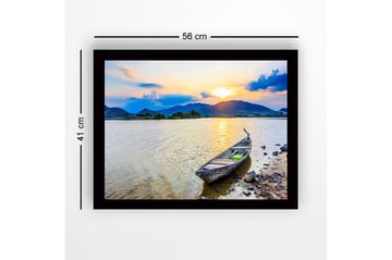 Inramad Canvastavla i trä - 41x56 cm - Solnedgång över en stilla sjö med en båt vid strandkanten - Blå / Orange / Grön - Inredning - Tavlor & posters - Canvastavla